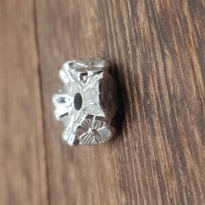 Flower‎ wreath charm